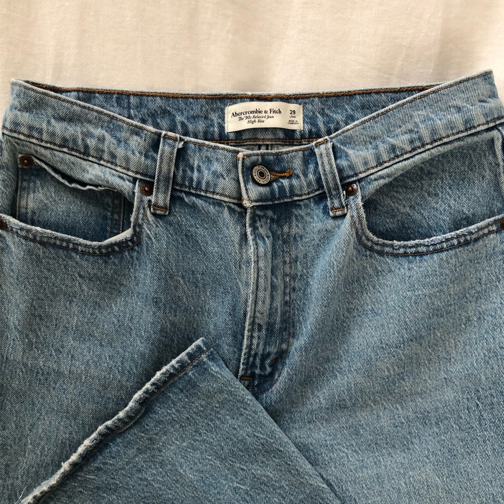 Abercrombie & Fitch High Rise 90s Relaxed Jean - Medium Wash - Size 29 Long